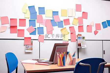 工作站背景图片_天花板上悬挂着彩色便利贴的学生工作站