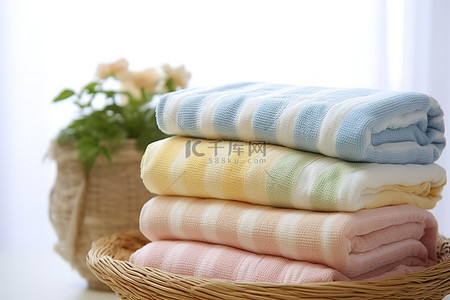 四种颜色的布料，看起来像叠起来的毛巾