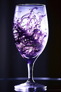 红酒背景图片_玻璃杯中的水的烟雾