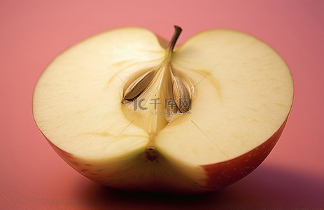 一个带皮的苹果果实，切成两半