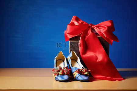 包鞋背景图片_黄蓝墙前的木架上放着红鞋的盒子