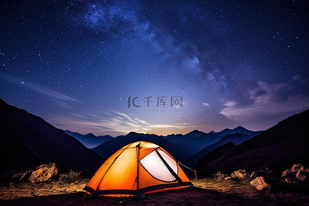 夜晚帐篷背景图片_帐篷和银河在山上升起，天空中发出白光