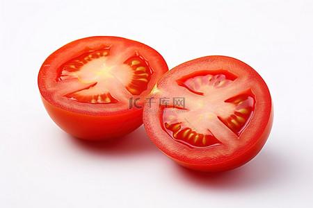 西红柿背景图片_三个西红柿，一个在白色上切成两半