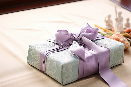 礼品包装纸背景图片_桌子上的亚洲礼物旁边有一个粉色礼品包装纸