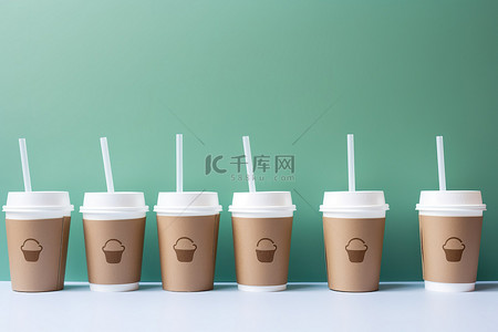 取色器吸管背景图片_一系列带有回收标志吸管和标签的一次性咖啡杯