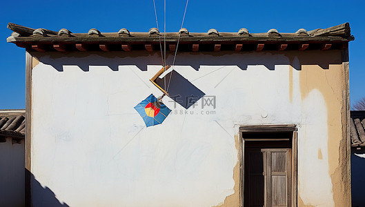 熊放风筝背景图片_亚洲建筑窗户上的风筝