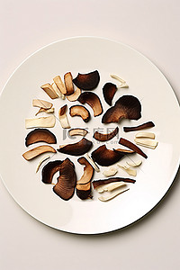白色的盘子，上面有蘑菇片