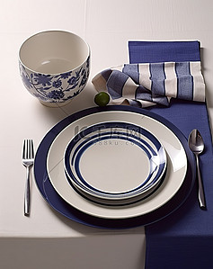 蓝色和白色的餐具，配有白色餐叉盐和胡椒