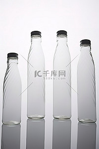 五个空塑料瓶，带有小金属盖