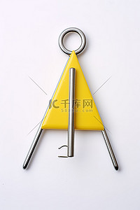 黄色手柄背景图片_带金属钩和黄色手柄的三角形