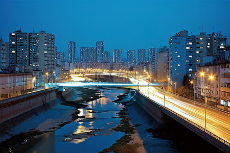 夜间河流流出城市