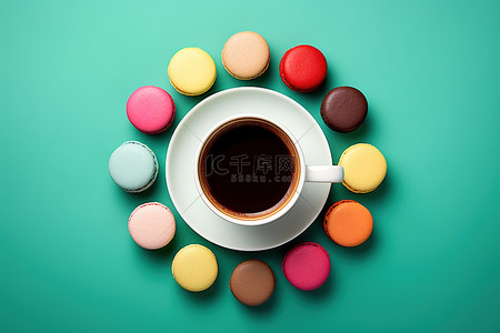一杯咖啡，蓝色背景上有各种彩色马卡龙