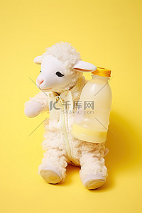 奶瓶瓶子背景图片_黄色背景中从瓶子里喂食的填充羔羊