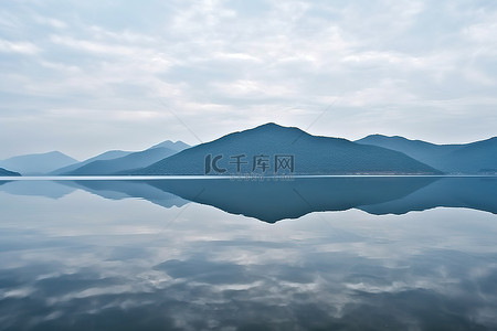 周二早上，关津的一座山的竹岛湖倒影