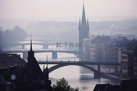 拥挤背景图片_灰色的薄雾升起在拥挤的城市景观之上