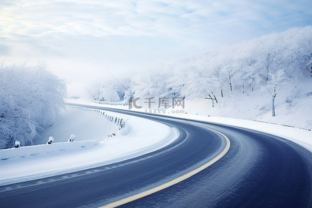 道路结冰背景图片_显示一条被雪包围的结冰道路