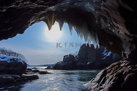 ib dala uda 附近山区的水冰和冰冻洞穴