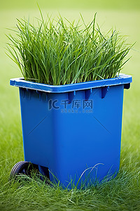 材料环保背景图片_蓝色回收容器里装满了草和可回收材料