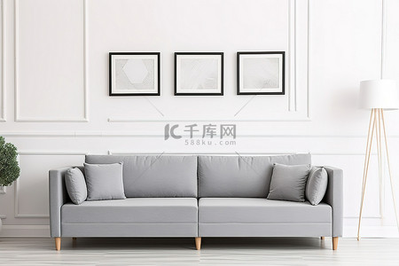 一间带白色沙发的白色房间里的灰色沙发和墙壁相框