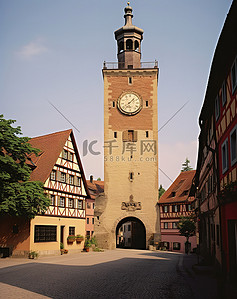 德国一座古老小镇的街道上矗立着一座钟楼