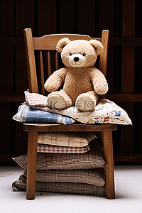 坐在木椅上的毛绒泰迪熊