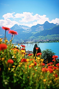 大湖前景中的红色花朵，背景是山脉