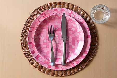 叉勺背景图片_木桌上有塑料叉勺和刀的粉色金属板