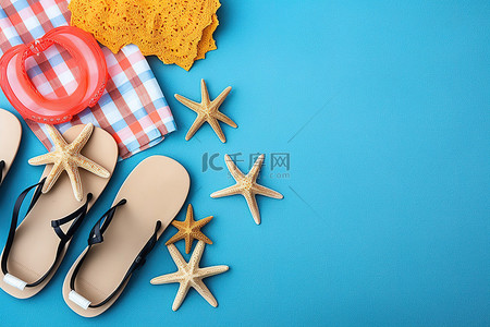 沙滩凉鞋背景背景图片_沙滩凉鞋条纹衬衫海星毛巾和草编沙滩球