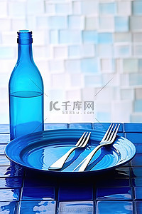 蓝色盘子背景图片_蓝色桌子上的一个空蓝色花瓶和一个蓝色盘子