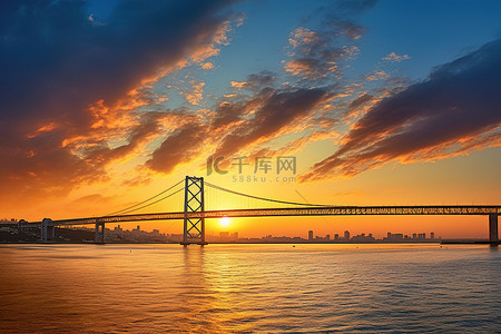 夕阳下的大阪湾大桥