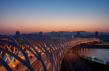 夕阳下的桥