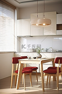 开放式厨房，墙上有餐桌和红色椅子