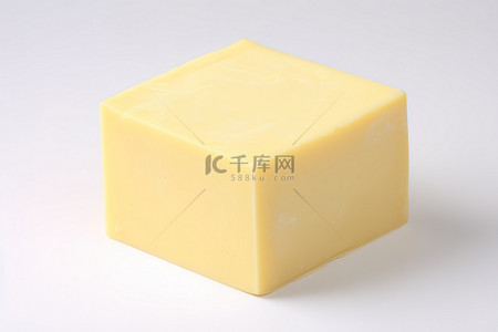 乳制品背景背景图片_白色背景上的软黄油立方体