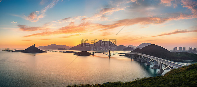 桥中背景图片_香港华龙湾日落时海中的一座桥和山脉