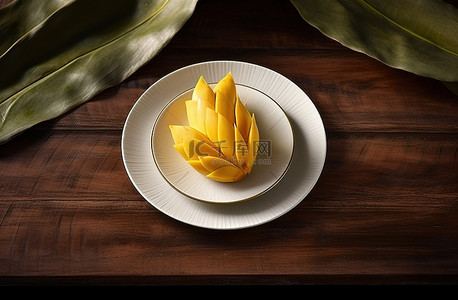 装有芒果的盘子放在一张木桌上