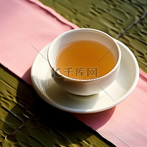 一杯白茶坐在粉红色的垫子上