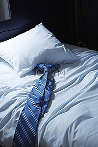 白衬衫背景图片_床上挂着一条蓝白相间的领带