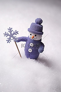 男人男人背景图片_一个装扮成雪人拿着雪花的男人