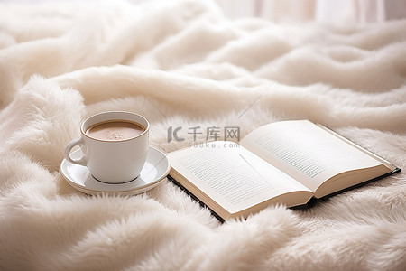 下午阳光背景图片_一杯咖啡和一本书放在白色地毯上