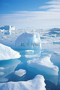 一座冰山，海上有几个漂浮的冰块