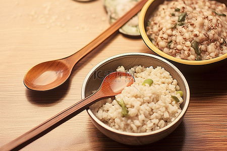 米饭筷子背景图片_桌上放着两勺米饭，上面放着一碗米饭蔬菜和一个盘子