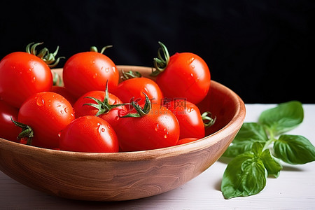 碗里的蔬菜背景图片_木碗里的成熟红番茄和生菜