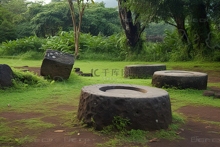 大石头坐落在土路旁边的草地上