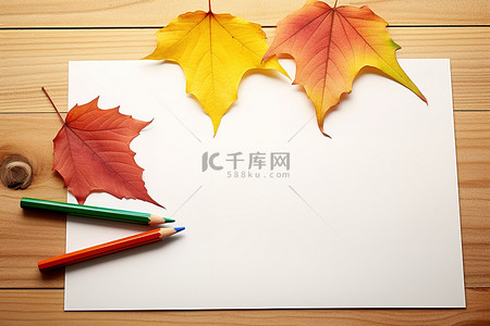 落叶银杏背景图片_纸夹在木质背景上 铅笔在纸上