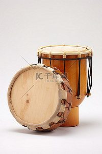 竹子传统背景图片_白色背景下显示的两个小鼓木头和竹子