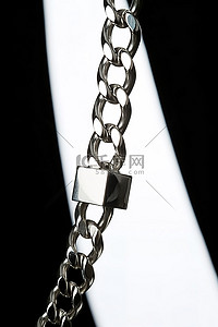 银项链背景图片_一条银项链，上面挂着两个链环