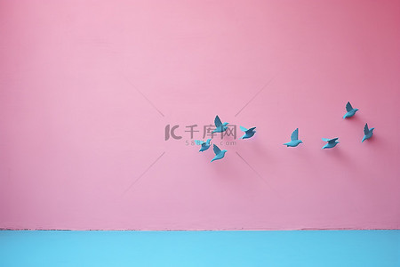 粉色鸟背景图片_粉色和粉色墙壁上的蓝色纸鸟