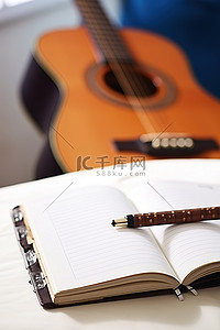 沙发上背景图片_沙发上的笔记本铅笔吉他和乐谱