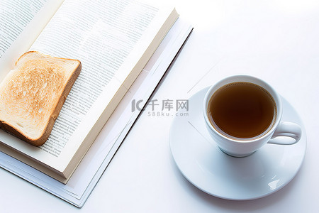 一本书和咖啡，旁边是一盘烤面包