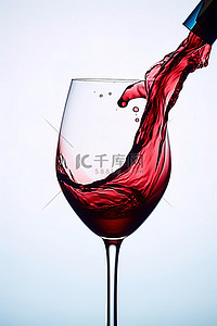 关于倒入和溢出葡萄酒的图像 葡萄酒倒入红酒杯中